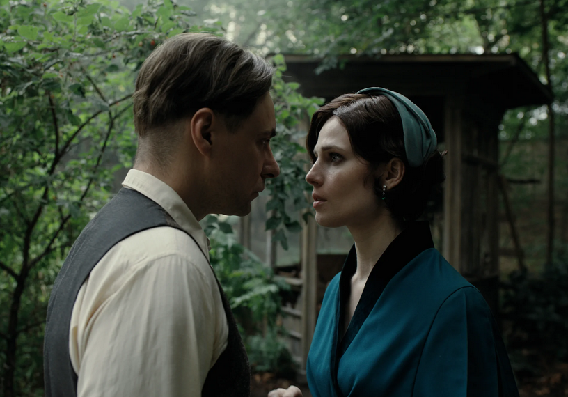 источник кадра из фильма "Воланд"  https://www.kinopoisk.ru/film/1115471/stills/page/1/