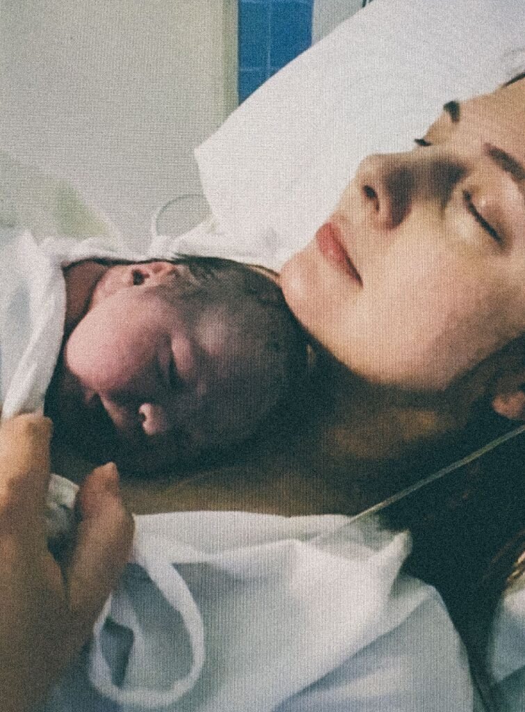 Бог слепил человека из глины, и остался у него неиспользованный кусок.
— Что ещё слепить тебе? — спросил Бог.
— Слепи мне счастье, — попросил человек.
Ничего не ответил Бог, и только положил человеку в ладонь оставшийся кусочек глины.


