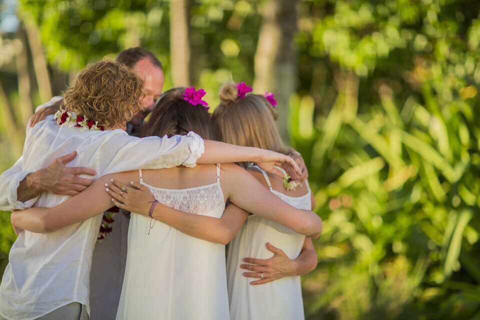 Семья обнимается. Обнимайтесь с семьей и детьми. Семьи в обнимку. Счастливая семья. Родители с детьми на природе.