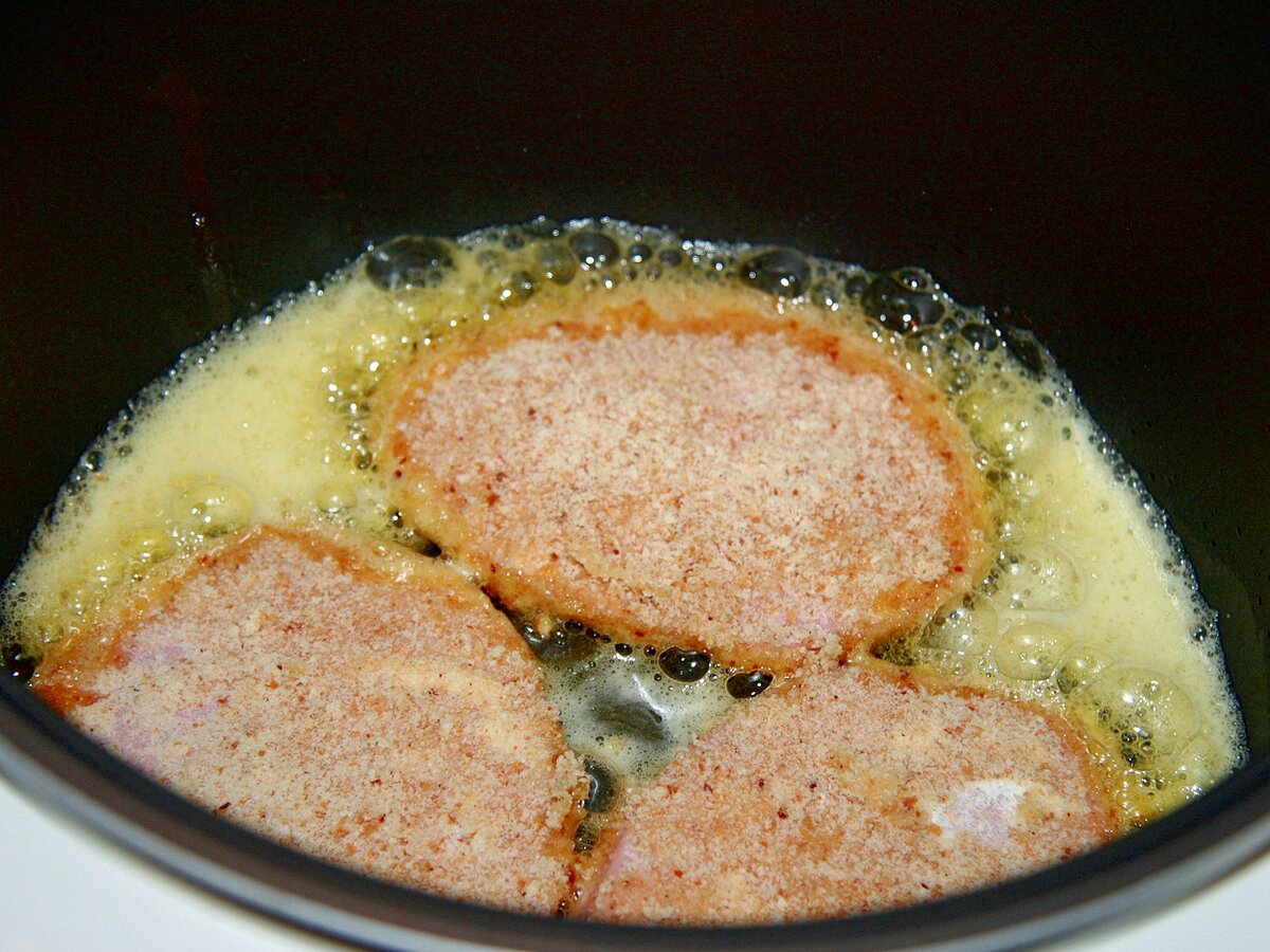 Колбаса в мультиварке редмонд. Колбаса печеночная рубленная магазинная. Колбаса жареная по ленинградски рецепт. Куриные колбаски в мультиварке. Колбаски из фарша в мультиварке.