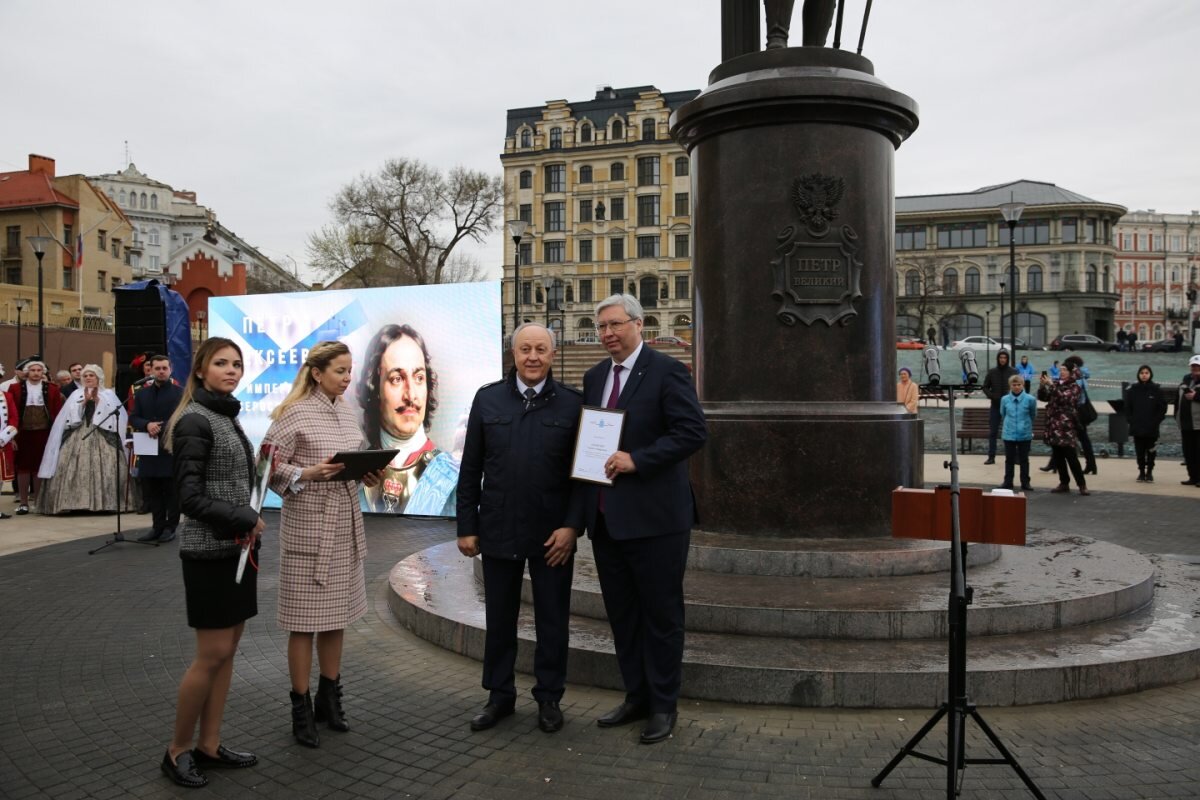 памятник на набережной саратова