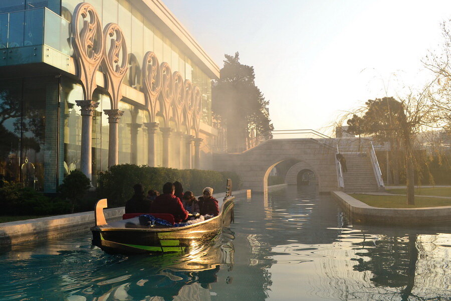 Бакинская Венеция на набережной Каспийского моря в Баку (Азербайджан)