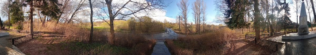 Фенино
В деревне Фенино  стоит на первый взгляд обычный военный мемориал с именами погибших в Великую Отечественную войну. Он установлен на месте старинного памятника Екатерине II, воздвигнутого в честь юбилея празднования Кучук-Кайнарджийского мира.

