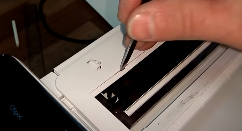 Клеим двухсторонний скотч