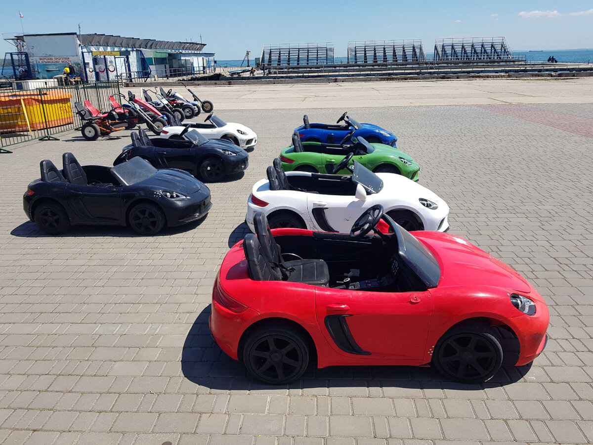 Керчь. Набережная. Машинки: 250 р. за 5 минут.  Фото Анна Карпенко. 