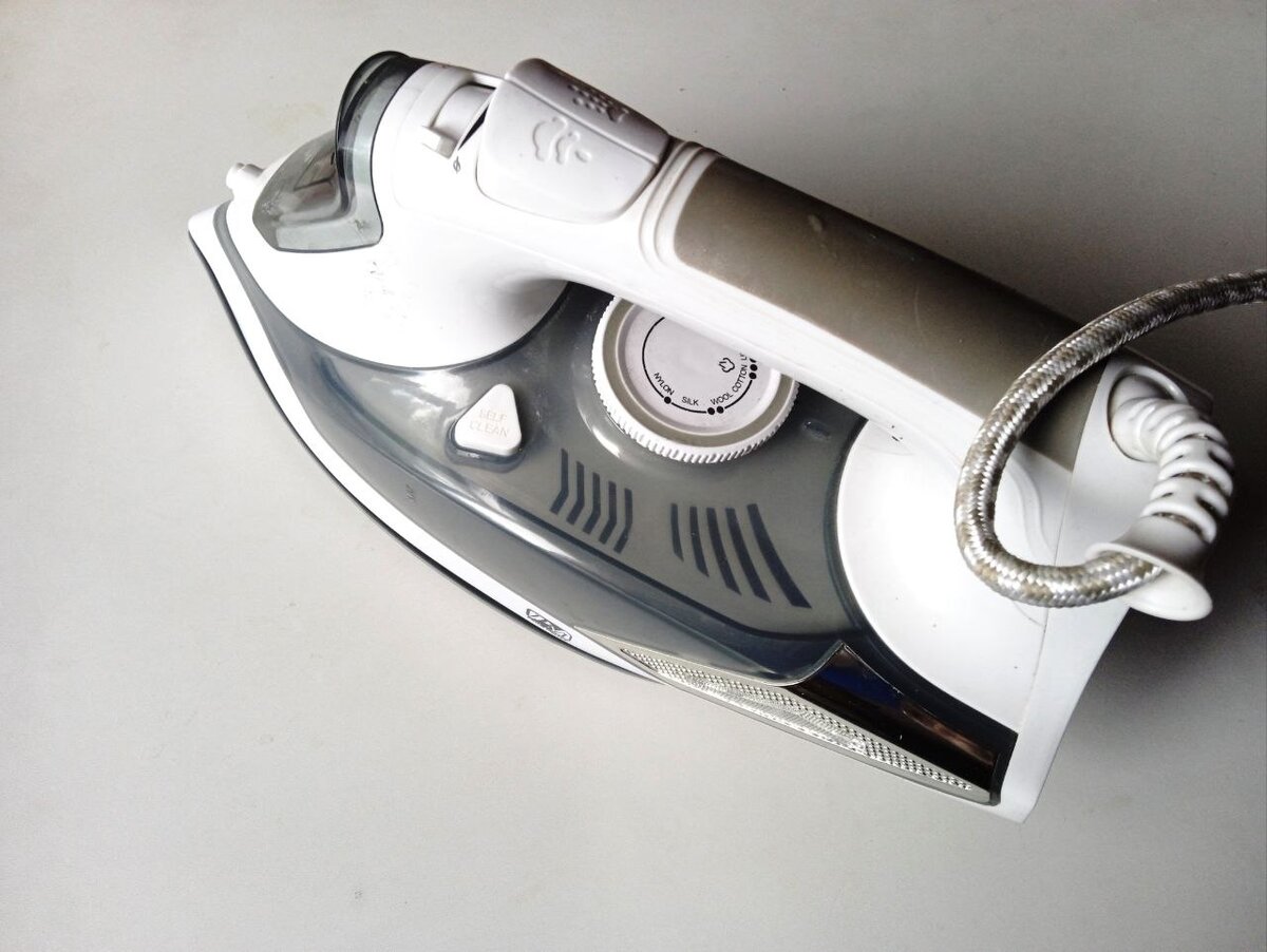 Утюгу полагается быть чистым и исправным 