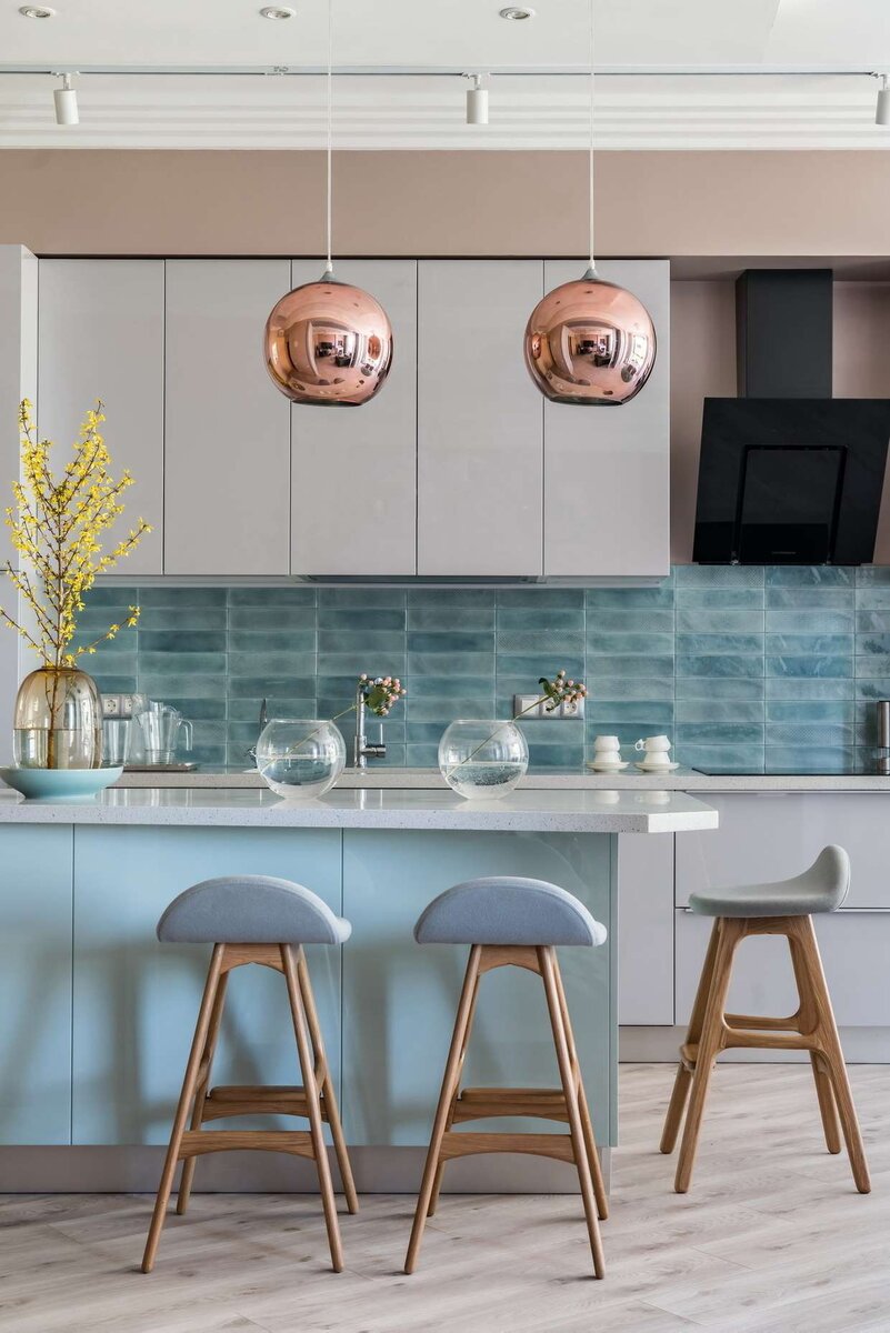 Пример кухни с фартуком из плитки кабанчик