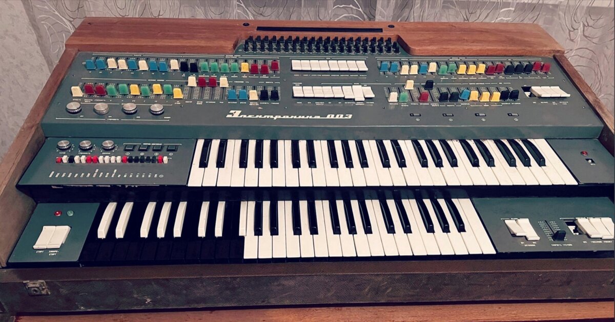 Синтезатор, вид спереди. Цена 8500 рублей. Вчера, сегодня и уже навсегда. 