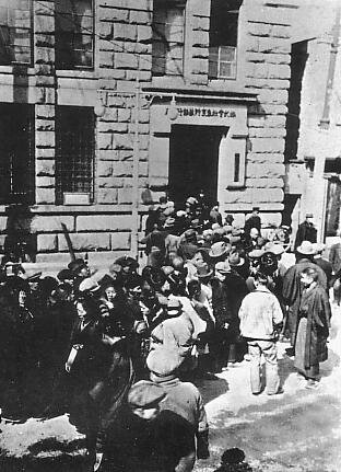 Очередь в банк и традиционные драки на входе, 1927
