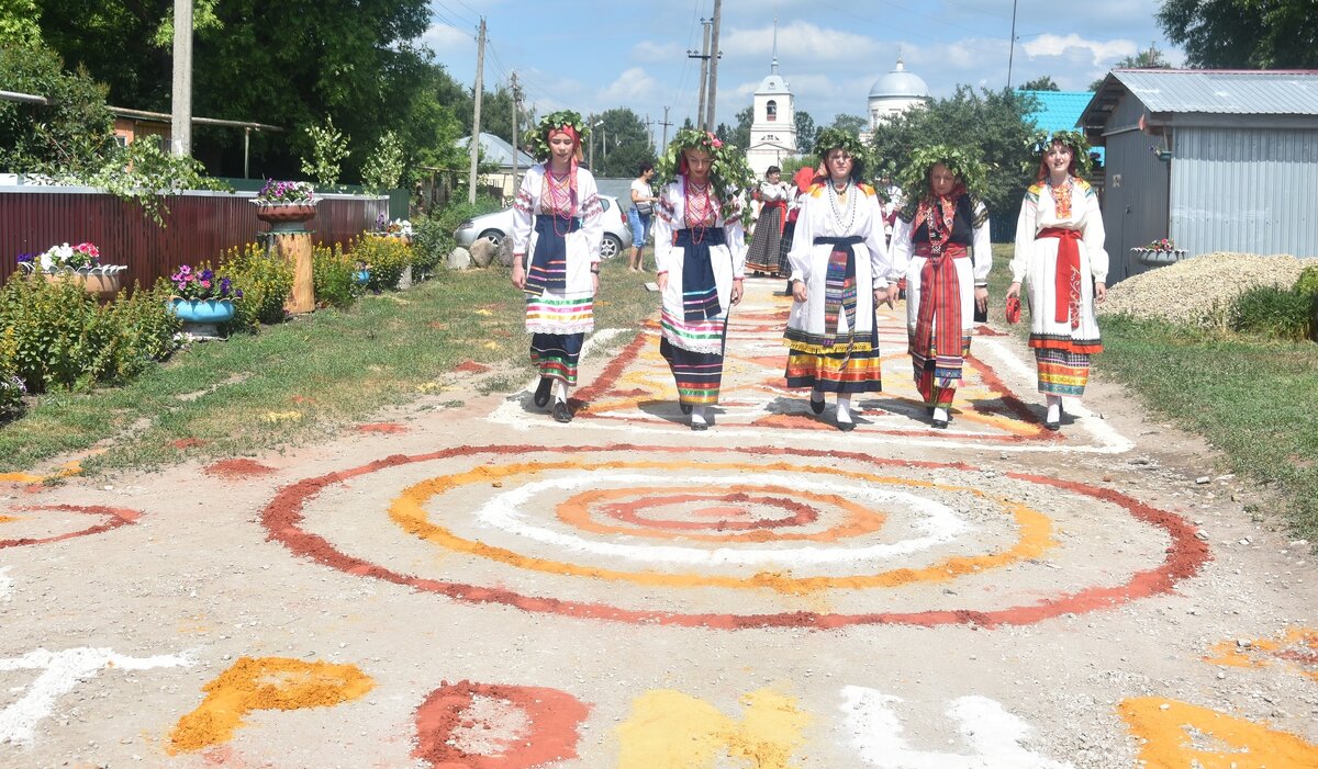 Так гуляют участники феста. И вы тоже :)