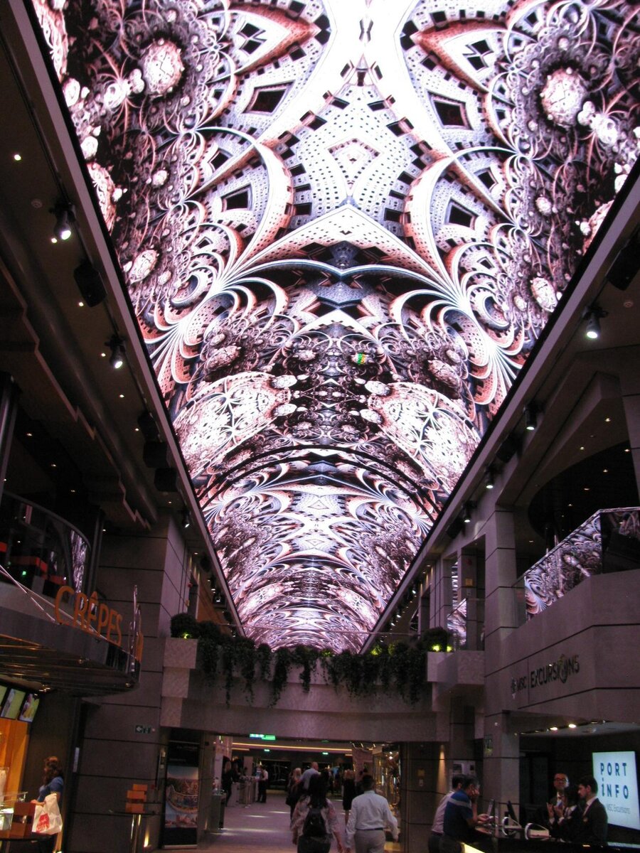 Необычный потолок над променадом на лайнере