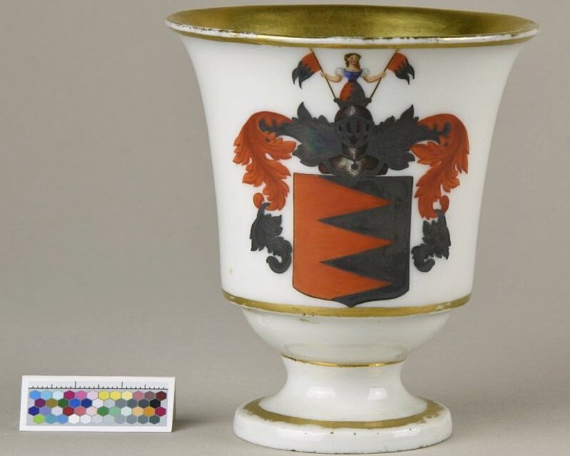 Чашка с гербом графов фон Бойст 1815-50 года, Германия, г. Мейсен, "Государственный исторический музей", https://goskatalog.ru/