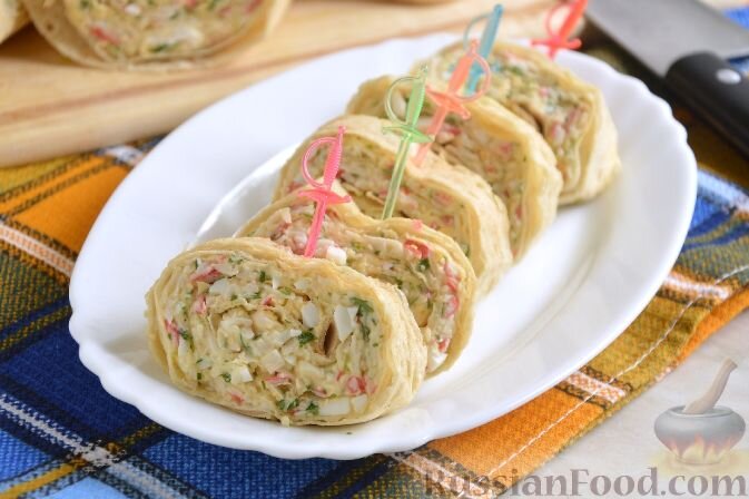 лаваш, крабовые палочки, яйца отварные, сыр твёрдый, зелень, сметана или майонез, соль, перец чёрный молотый