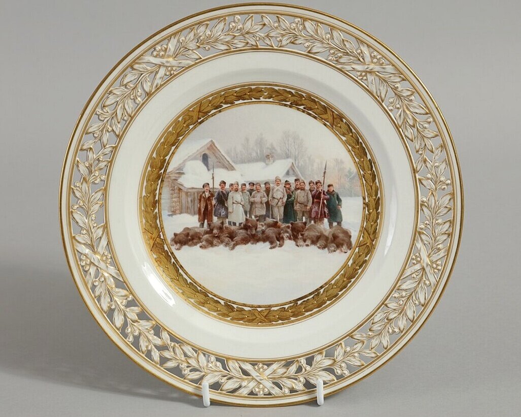 Тарелка декоративная, с ажурным бортом, с миниатюрой "Групповой портрет охотников с трофеями зимней охоты", Мейсенский фарфор 1900-10-е г, "Государственный музей-усадьба "Архангельское"