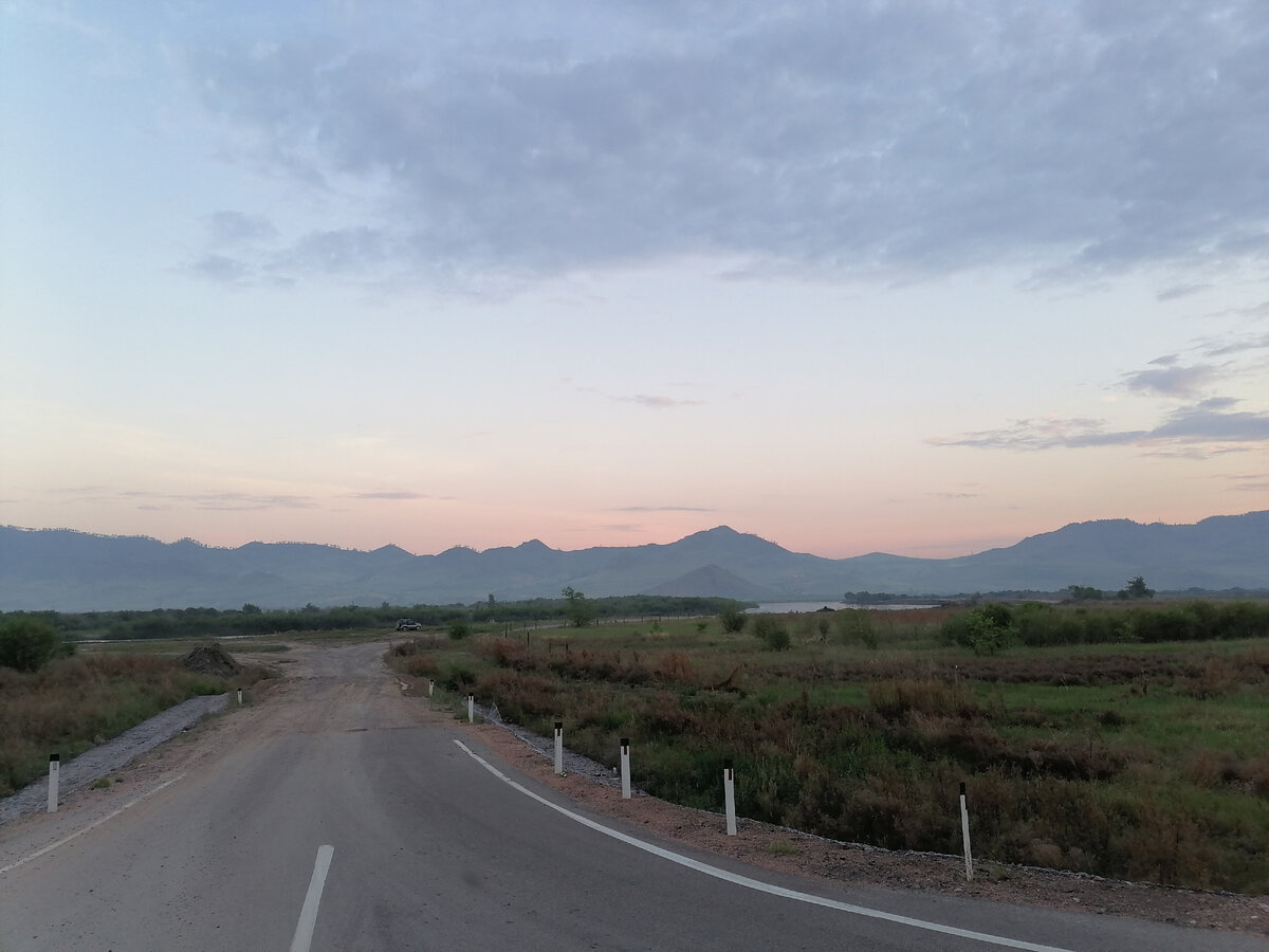 Утренние горы над рекой Селенга