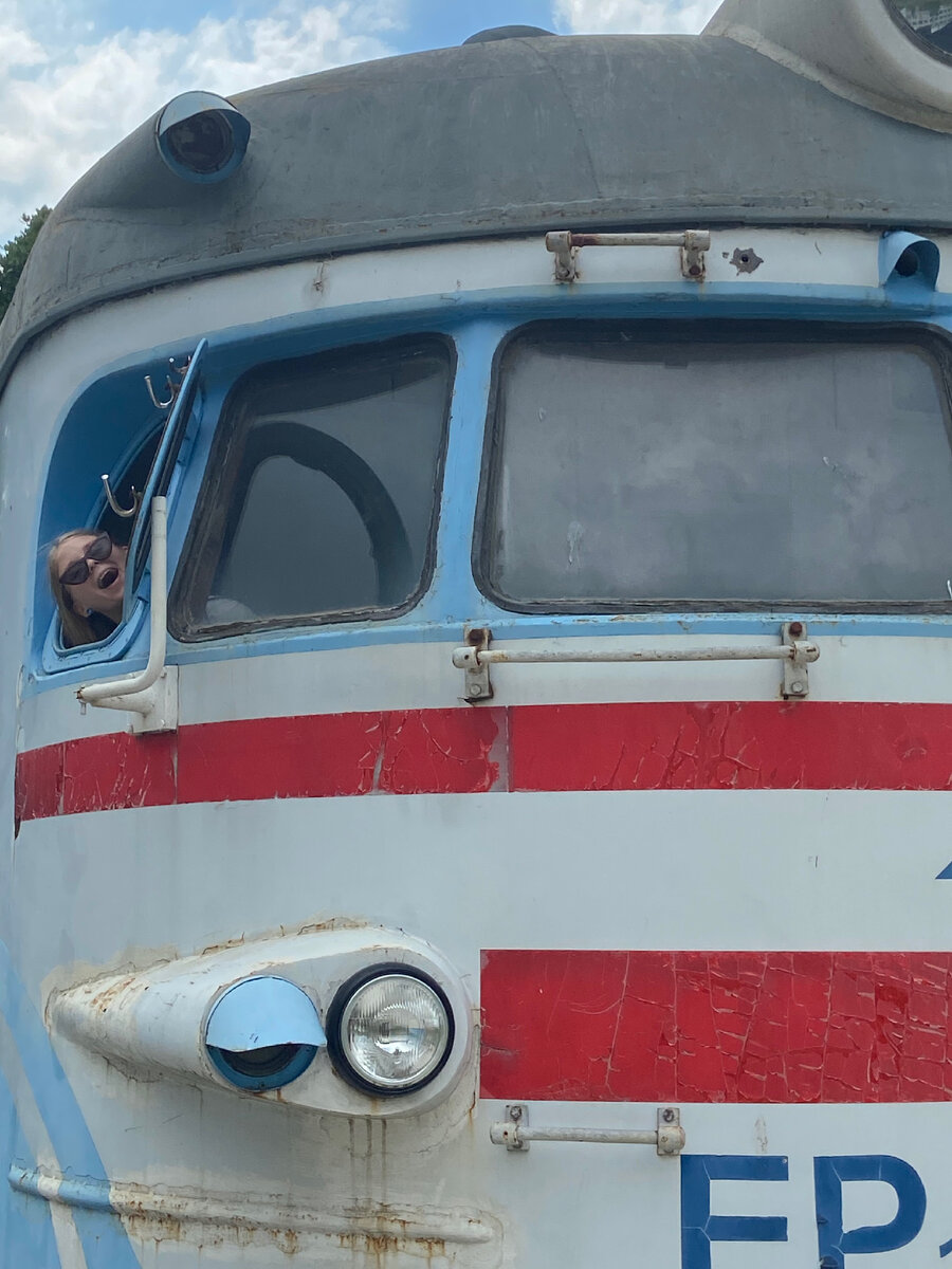 Это я мчу на своём поезде всем рассказывать о том, что Письменные практики могут сделать жизнь счастливей. 