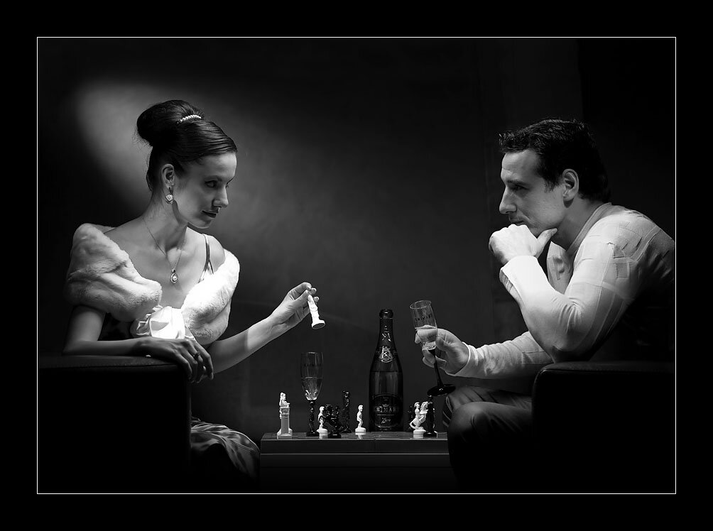 Двое играли в любовь пока. Мужчина и женщина. Шахматы мужчина и женщина. Фотосессия с шахматами мужчина. Игра в шахматы мужчина и женщина.
