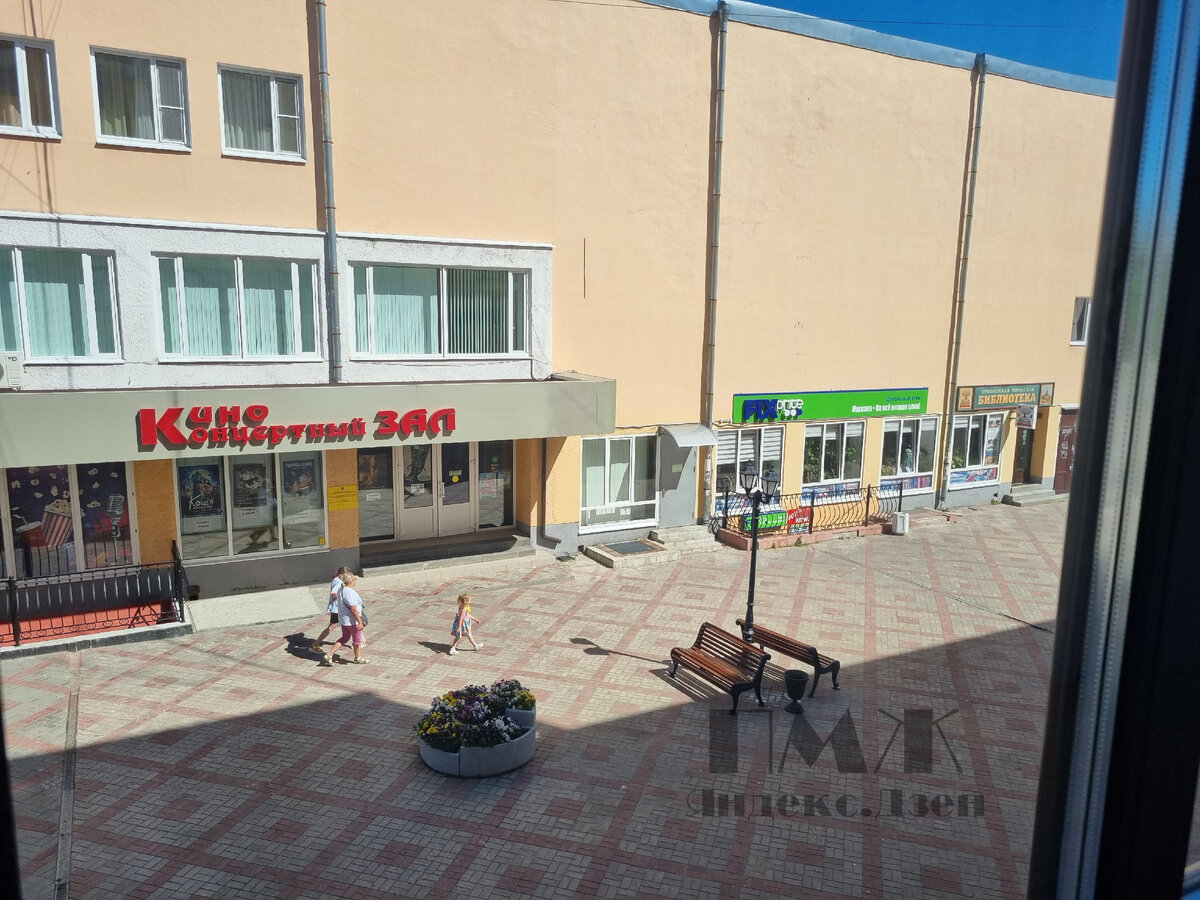 Наш вид из окна в переулок