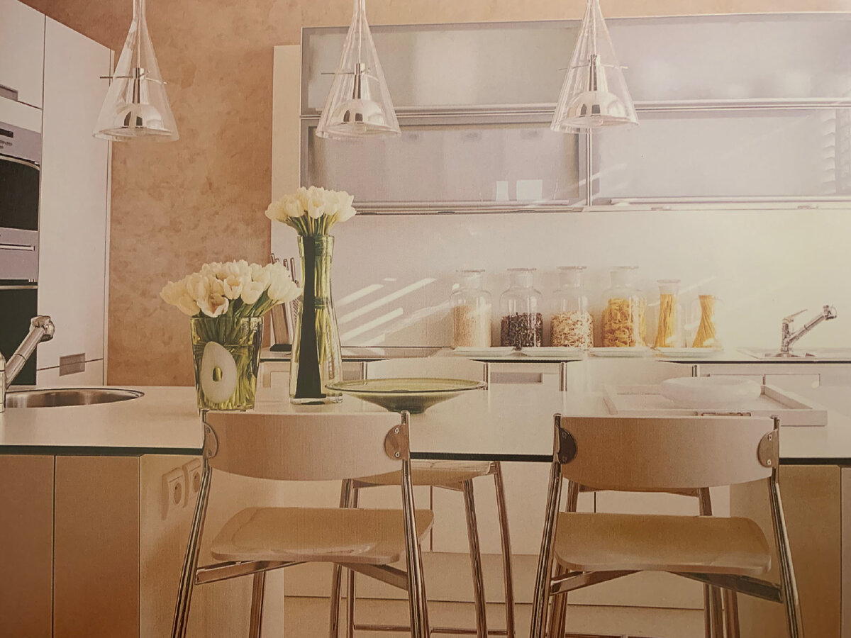 Кухонная барная стойка рядом с рабочей поверхностью. Зона «приготовить-поговорить» в одном пространстве.