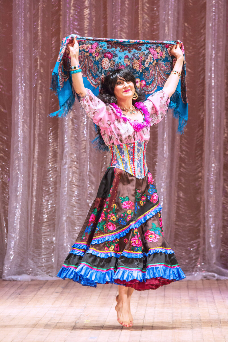 Танец с шалью на танцевальном марафоне в Красногорске. Дворец культуры «Подмосковье», 18 апреля 2015 г.