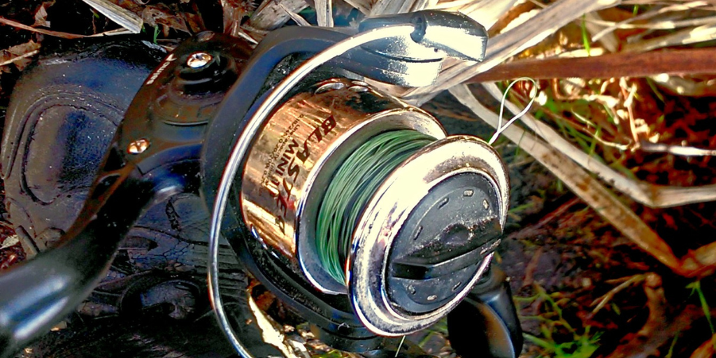 Выступающее переплетение лески на шпуле