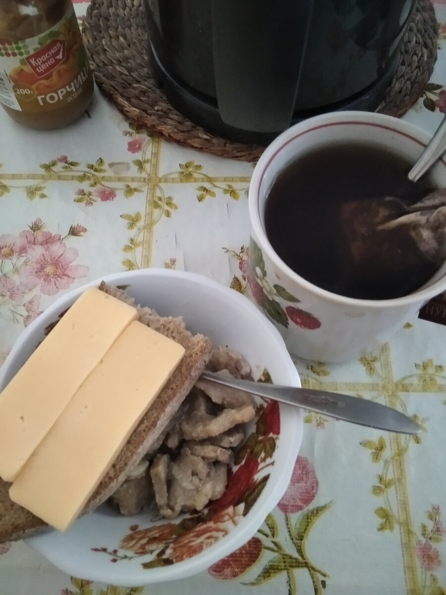 На завтрак бутерброд с сыром и маслом,тушёная свинина,чай