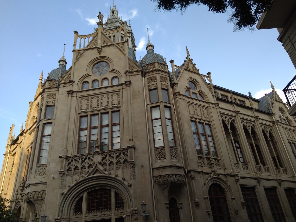 Продолжаем краткий экскурс по польскому архитектурному наследию шикарной столицы Азербайджана.-36