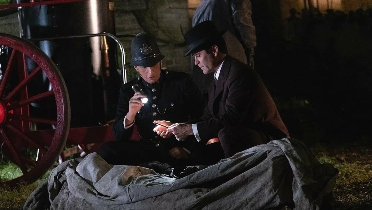 Уильям Мёрдок (Яник Биссон) и констебль Кребтри (Джонни Харрис) расследуют убийства с помощью передовых методов, часто придуманных самим Мёрдоком. Источник картинки: cbc.ca