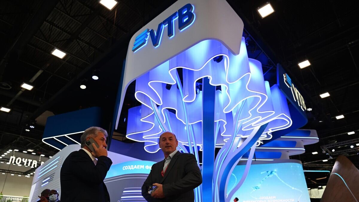    У стенда VTB на выставке XXV Петербургского международного экономического форума© РИА Новости / Павел Бедняков