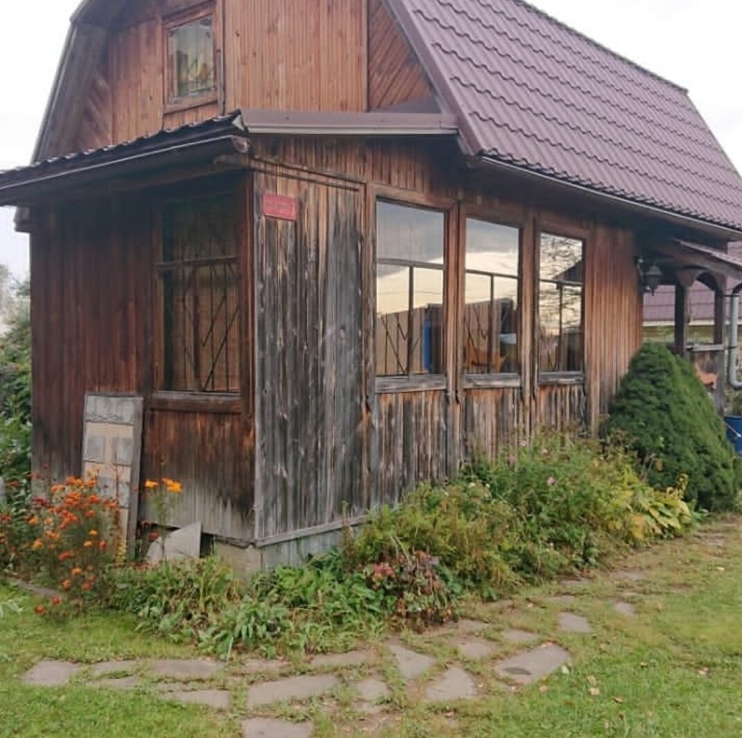 2019 год.  Дому уже 23 года. Он стар, облезл и пугает своим видом гостей. Под стать ему и клумба на фасаде - (справа налево) коника, хосты, флоксы, спирея Литл принцесс, рудбекия, бархатцы. 