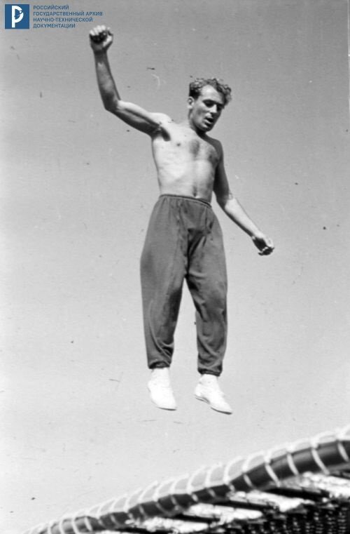 Космонавт Г.С. Титов тренируется на батуте. Звездный городок, 1961 г. РГАНТД. Арх. № 0-3072.