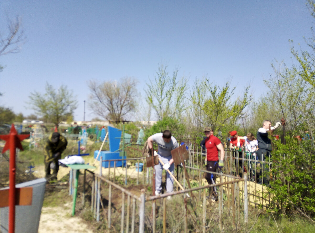 Весна 2019 года. Наводим порядок на неухоженных могилах фронтовиков.