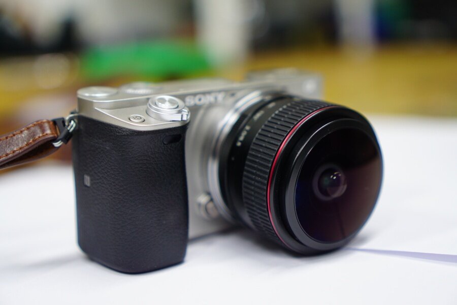    Миниатюрное «стекло» сбалансировано смотрится на самых компактных «тушках». Фотография: meikephoto.wordpress.com
