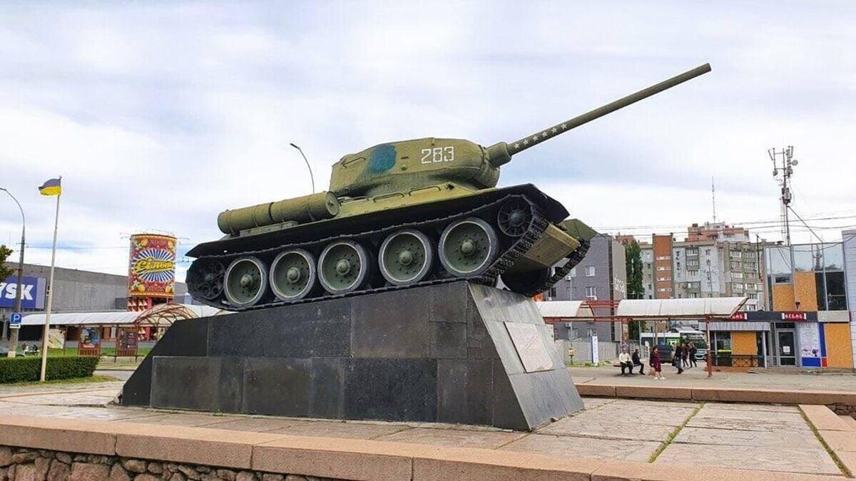    Повторно закрашенный знак "Гвардия" на борту танка-памятника освободителям города в Николаеве