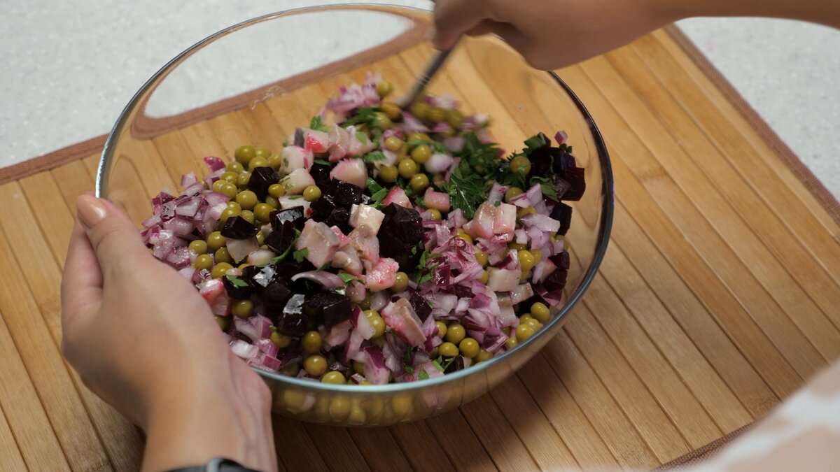 Попробуйте очень простой но вкусный салат из свёклы с сельдью 