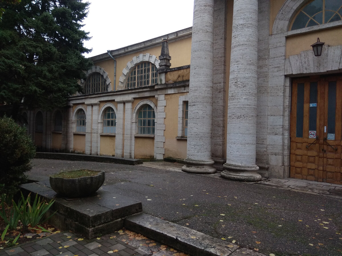 Вот такую красоту мы проходим по пути в школу.