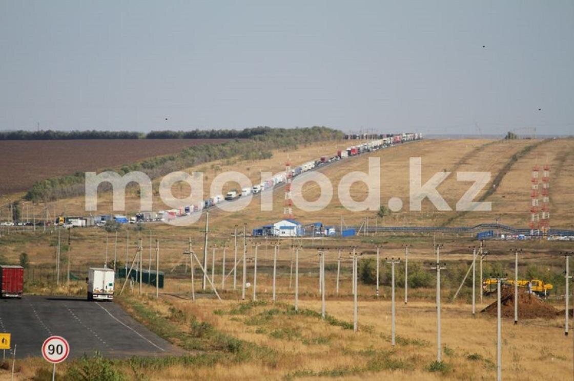    Очереди на границе Казахстана и России:mgorod.kz