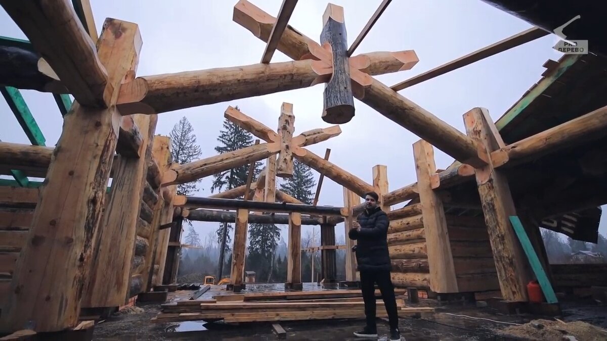 В доме несколько монументальных ферм