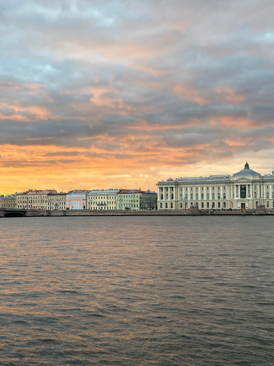 Закат над осенним городом