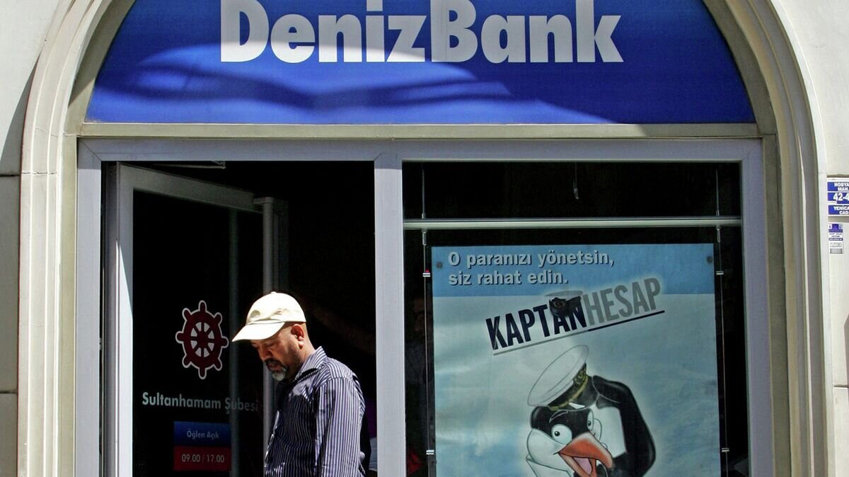    Мужчина выходит из здания DenizBank. Стамбул, Турция. Архивное фото© AP Photo / Murad Sezer