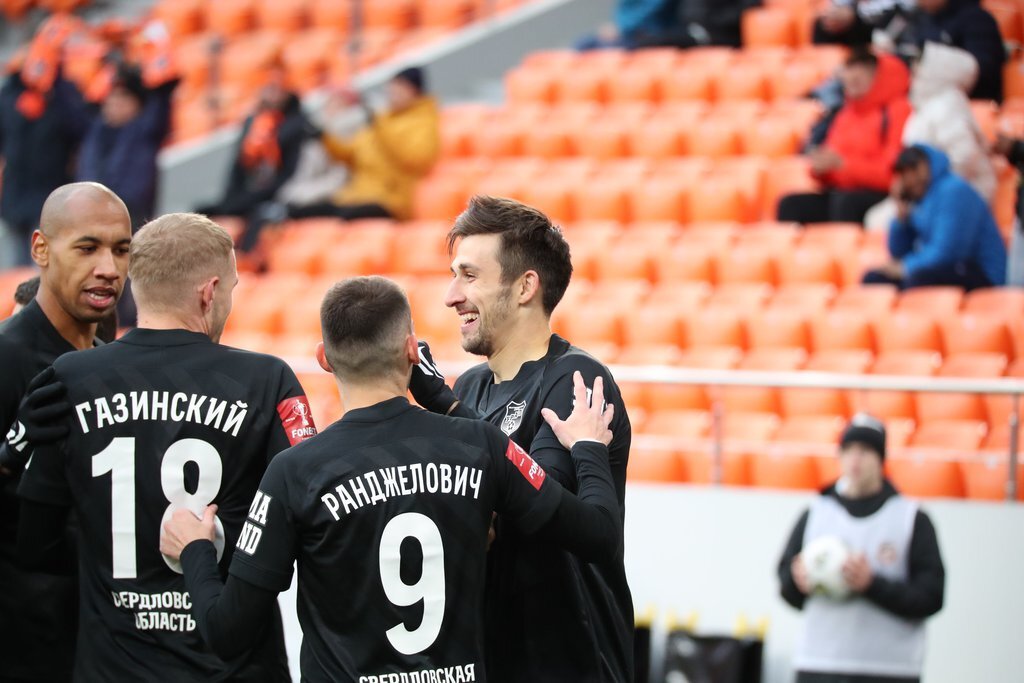 Алексея Каштанова поздравляют с голом