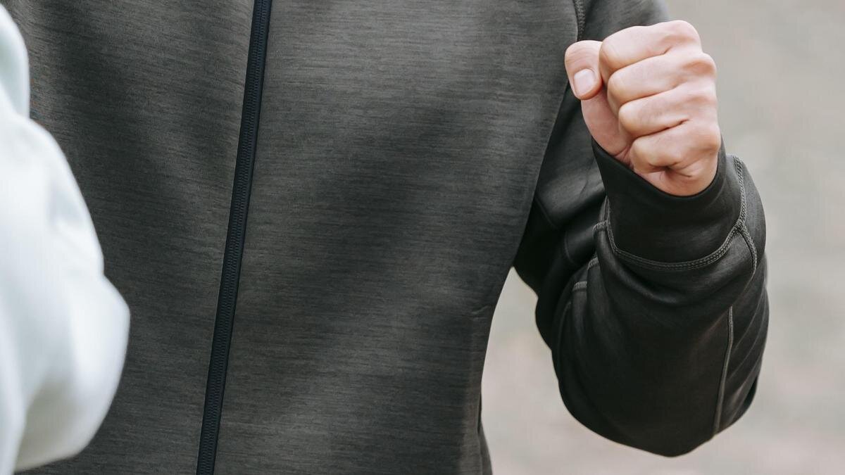    Мужчина замахивается кулаком:pexels.com