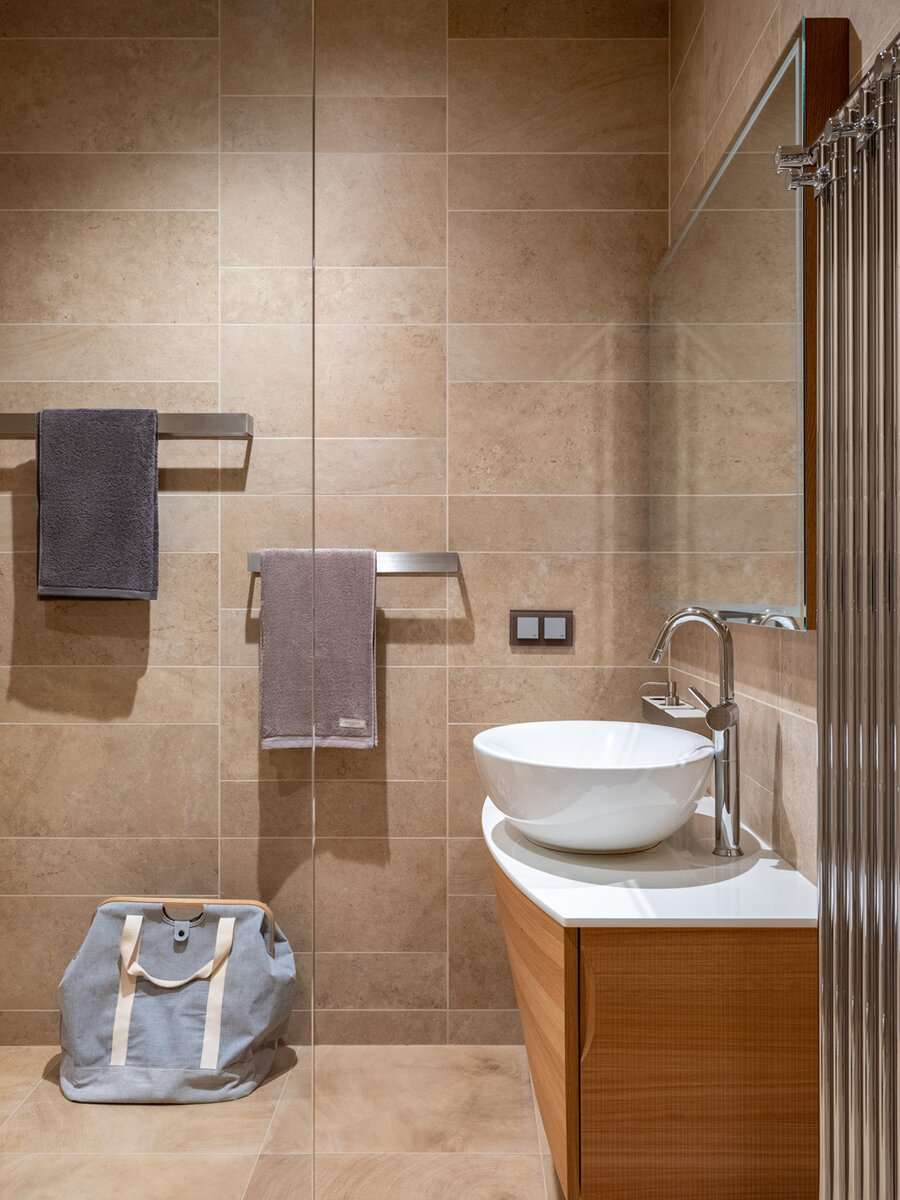 Современный шик и элегантность. Естественные цвета и оригинальный дизайн в квартире нестандартной планировки