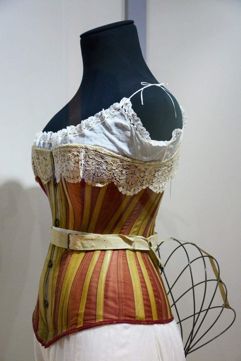 Фотография с экспозиции "Под одеждой" в музее Эрарта