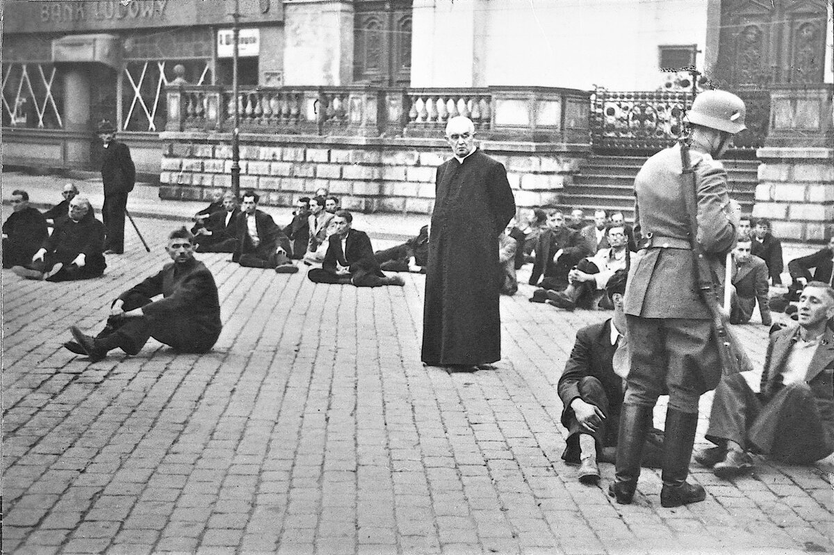 Польские священники и гражданские лица в качестве заложников вермахта на площади в Быдгощи. В центре стоит ксендз Казимир Степчински. Его расстреляют спустя несколько дней после того, как был сделан этот снимок.