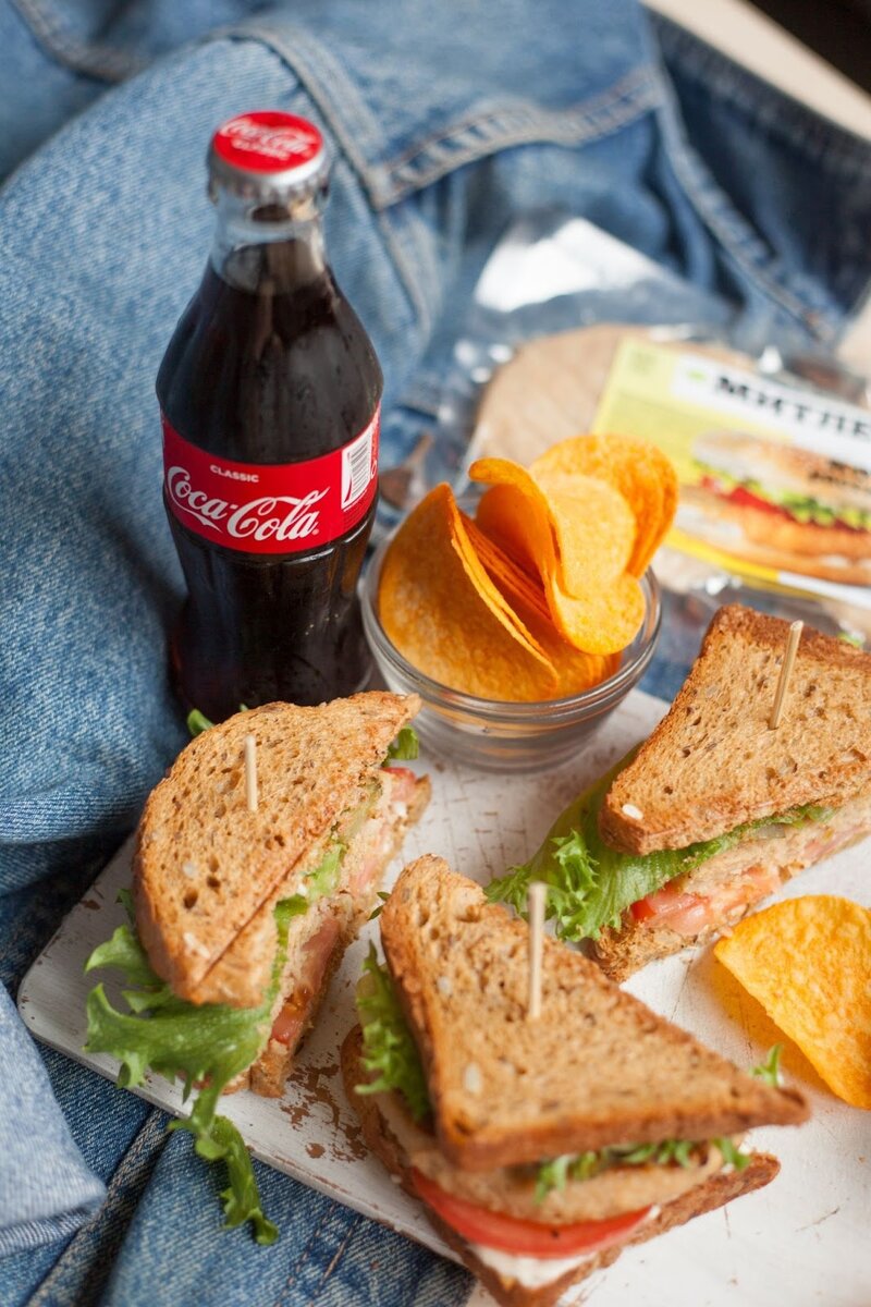 Котлеты Митлесс «Вместо курицы», хлеб тостовый, томат или болгарский перец, веганский сыр, оливковое масло, чеснок