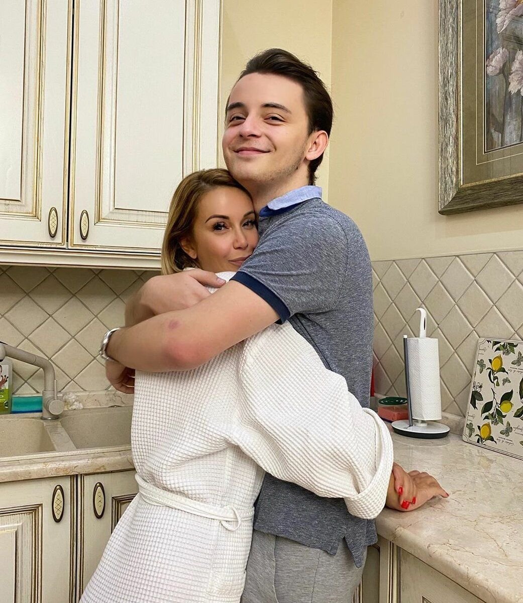 Ольга Орлова со старшим сыном Артёмом Кармановым