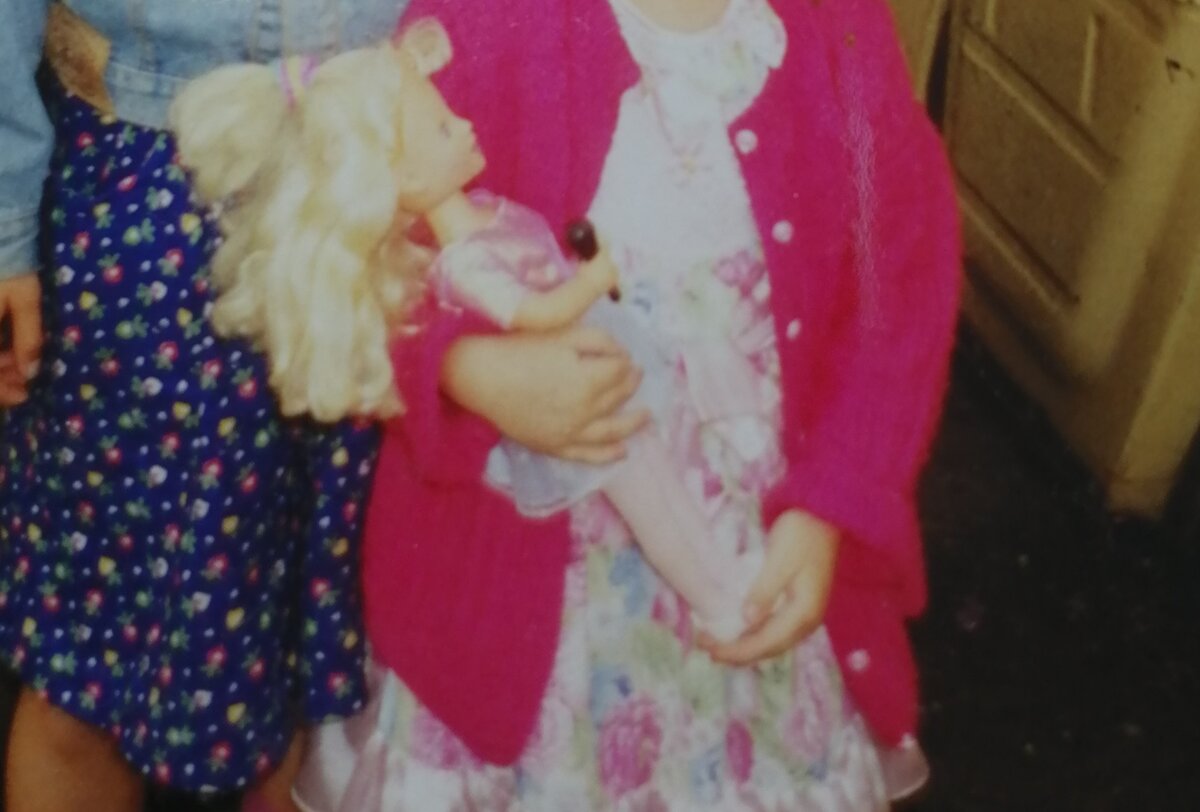 племянница с куклой, а сзади моя дочь