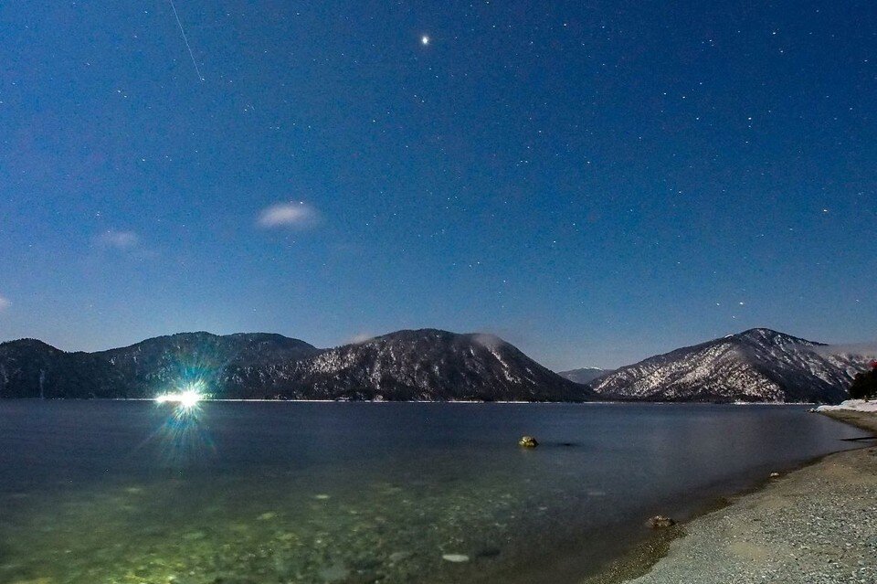     Зимой жизнь в озере не замирает. Фото: Роман Воробьев и Татьяна Клименко, Алтайский заповедник