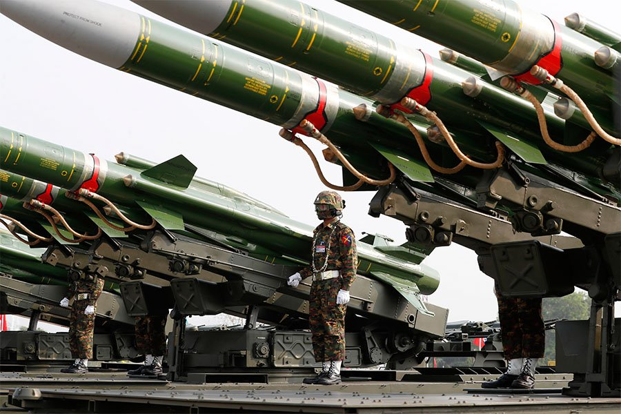 Военная техника Мьянмы во время парада - Фото: NYEIN CHAN NAING/EPA/TASS